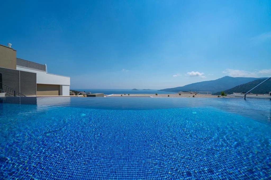 Kalkan’da Deniz Manzaralı, Isıtmalı Havuzlu, 5 Yatak Odalı, Lüks Villa