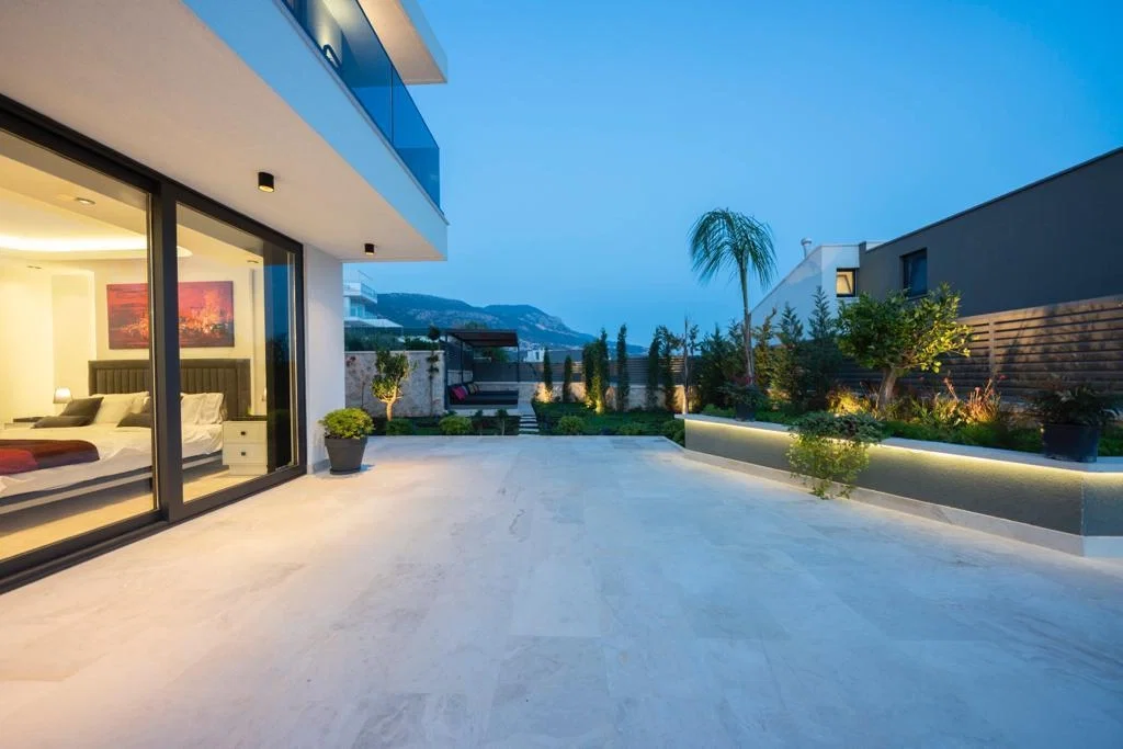 Kalkan’da Deniz Manzaralı, Isıtmalı Havuzlu, 5 Yatak Odalı, Lüks Villa