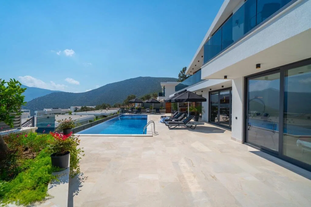 Kalkan’da Deniz Manzaralı, Isıtmalı Havuzlu, 5 Yatak Odalı, Lüks Villa