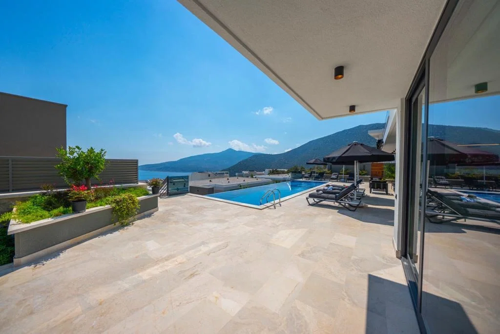 Kalkan’da Deniz Manzaralı, Isıtmalı Havuzlu, 5 Yatak Odalı, Lüks Villa