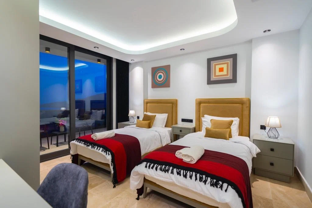 Kalkan’da Deniz Manzaralı, Isıtmalı Havuzlu, 5 Yatak Odalı, Lüks Villa