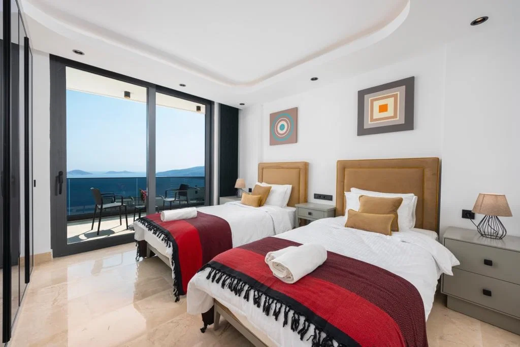 Kalkan’da Deniz Manzaralı, Isıtmalı Havuzlu, 5 Yatak Odalı, Lüks Villa
