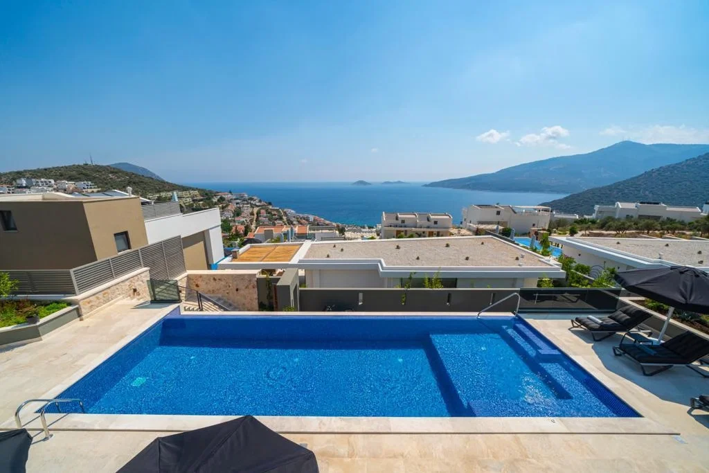 Kalkan’da Deniz Manzaralı, Isıtmalı Havuzlu, 5 Yatak Odalı, Lüks Villa