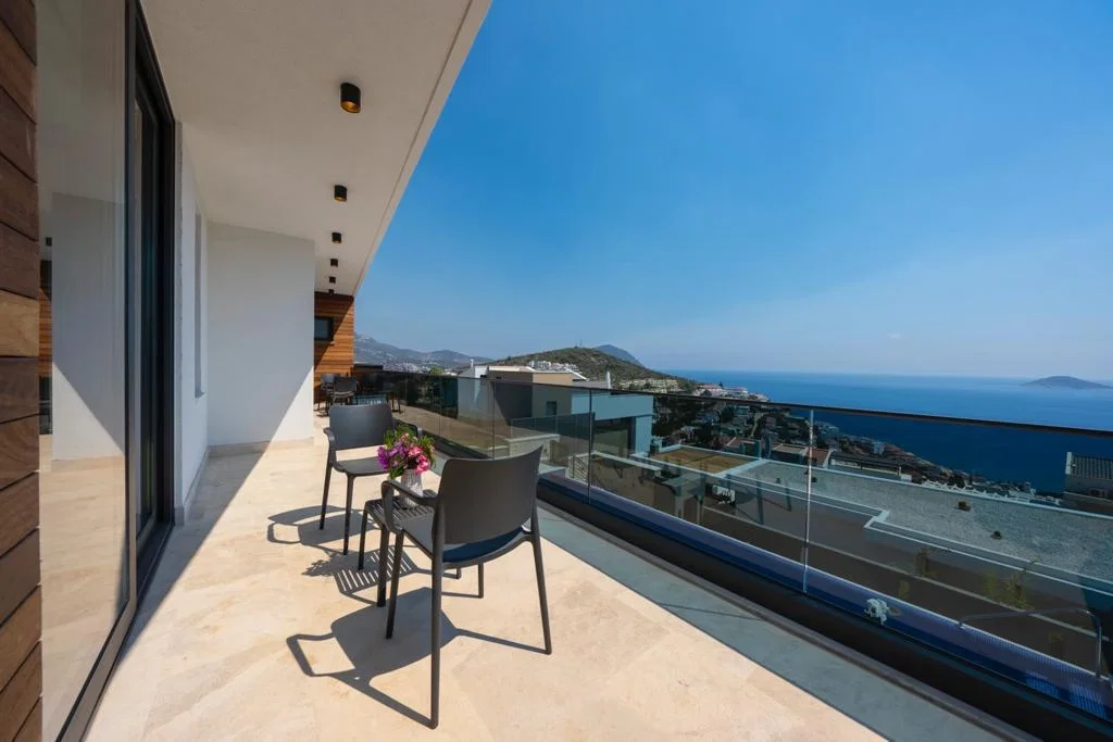 Kalkan’da Deniz Manzaralı, Isıtmalı Havuzlu, 5 Yatak Odalı, Lüks Villa