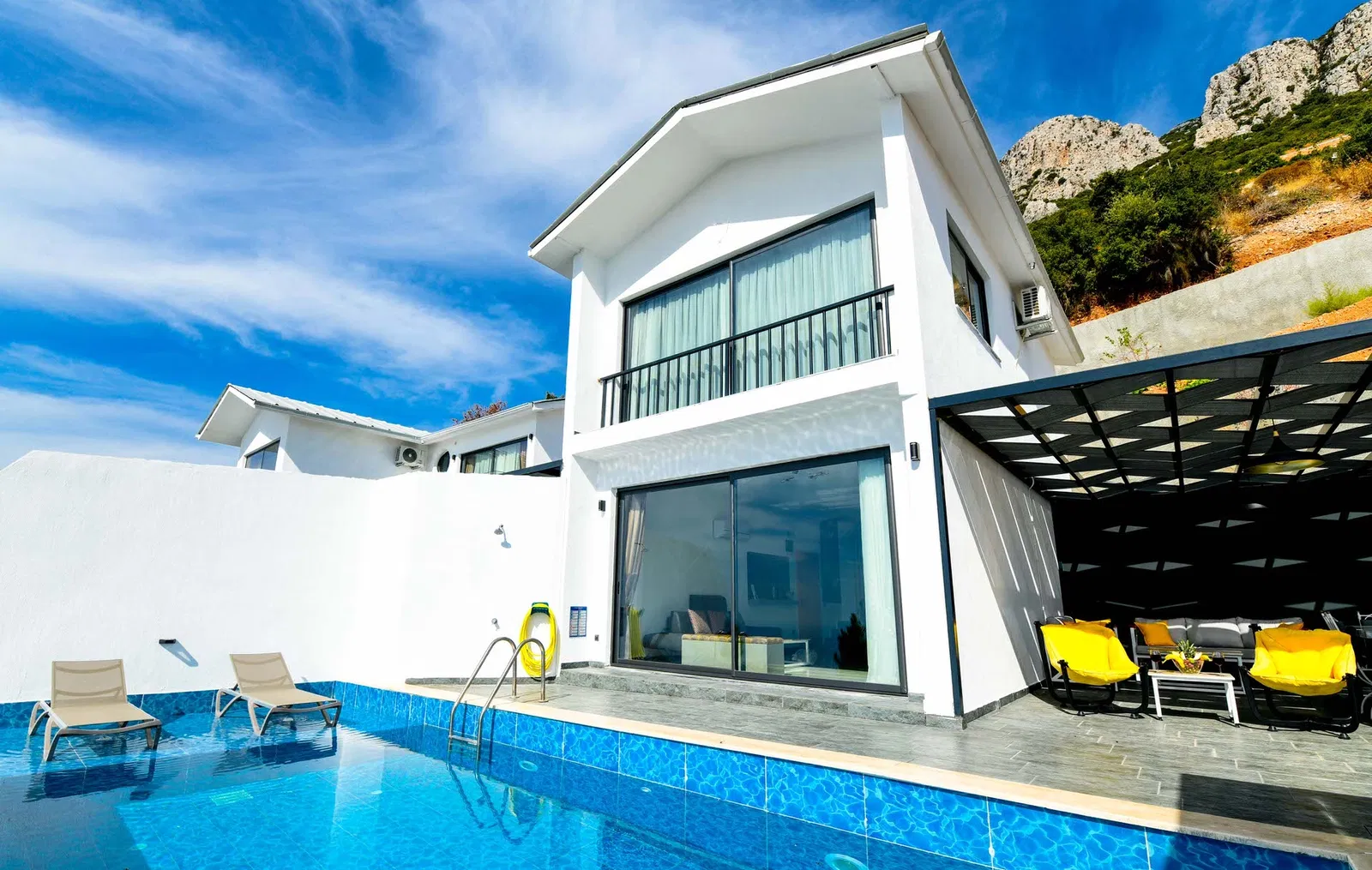 Kalkan’da korunaklı havuzlu kiralık villa