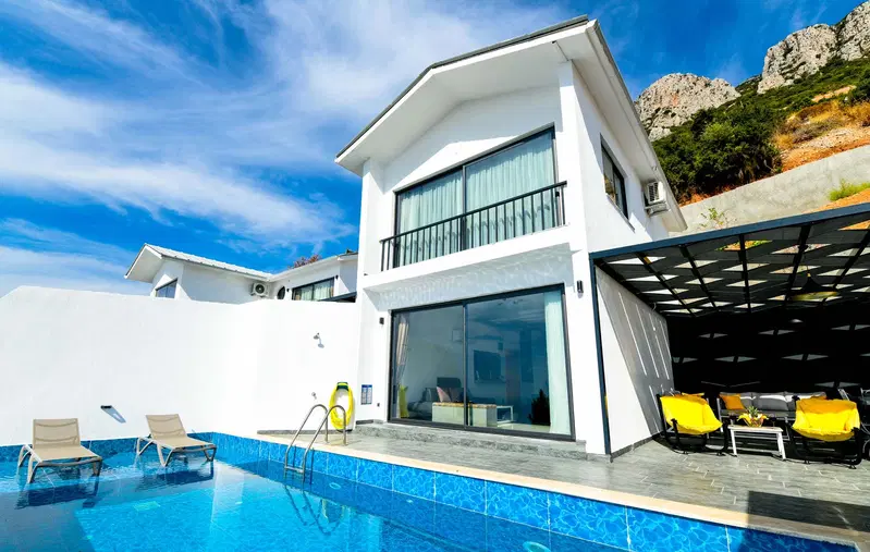 Kalkan’da korunaklı havuzlu kiralık villa