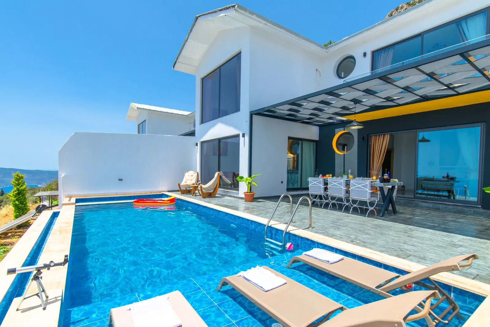 Kalkan’da korunaklı havuzlu kiralık villa