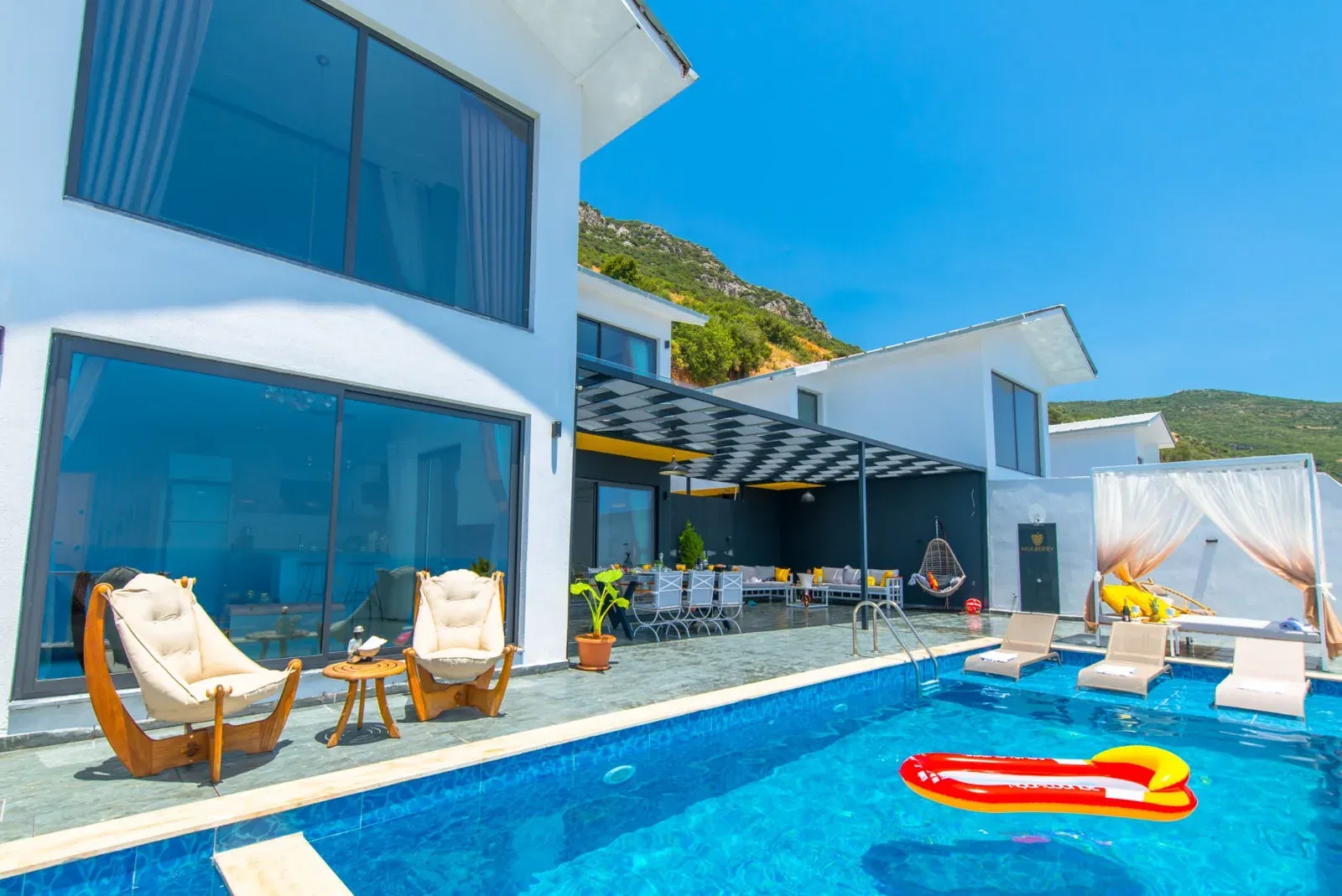 Kalkan’da korunaklı havuzlu kiralık villa