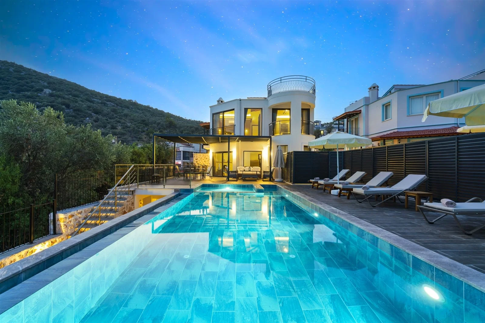 Kalkan’da Merkeze Yakın, Çocuk Havuzlu, 4 Yatak Odalı, Lüks Villa