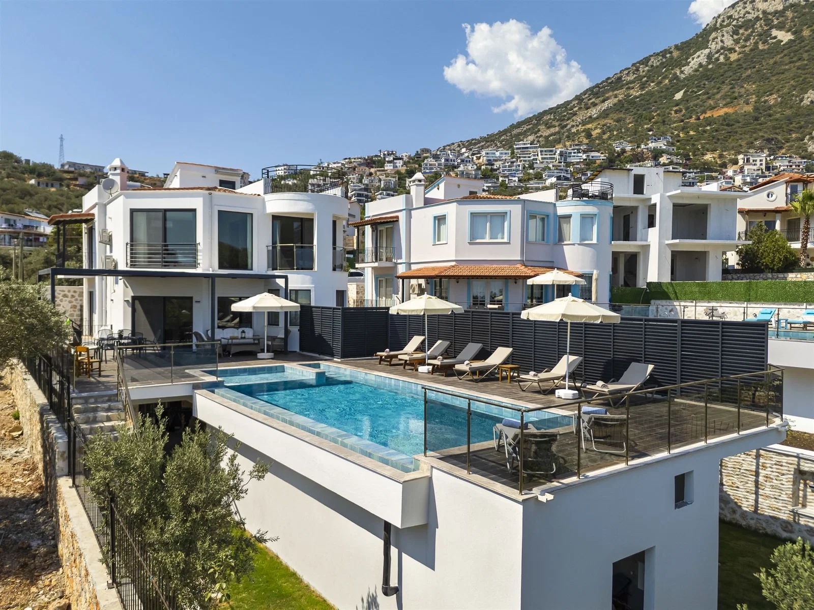 Kalkan’da Merkeze Yakın, Çocuk Havuzlu, 4 Yatak Odalı, Lüks Villa