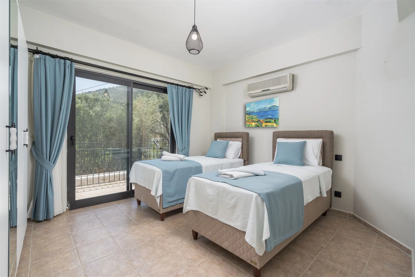 Kalkan’da Merkeze Yakın, Çocuk Havuzlu, 4 Yatak Odalı, Lüks Villa