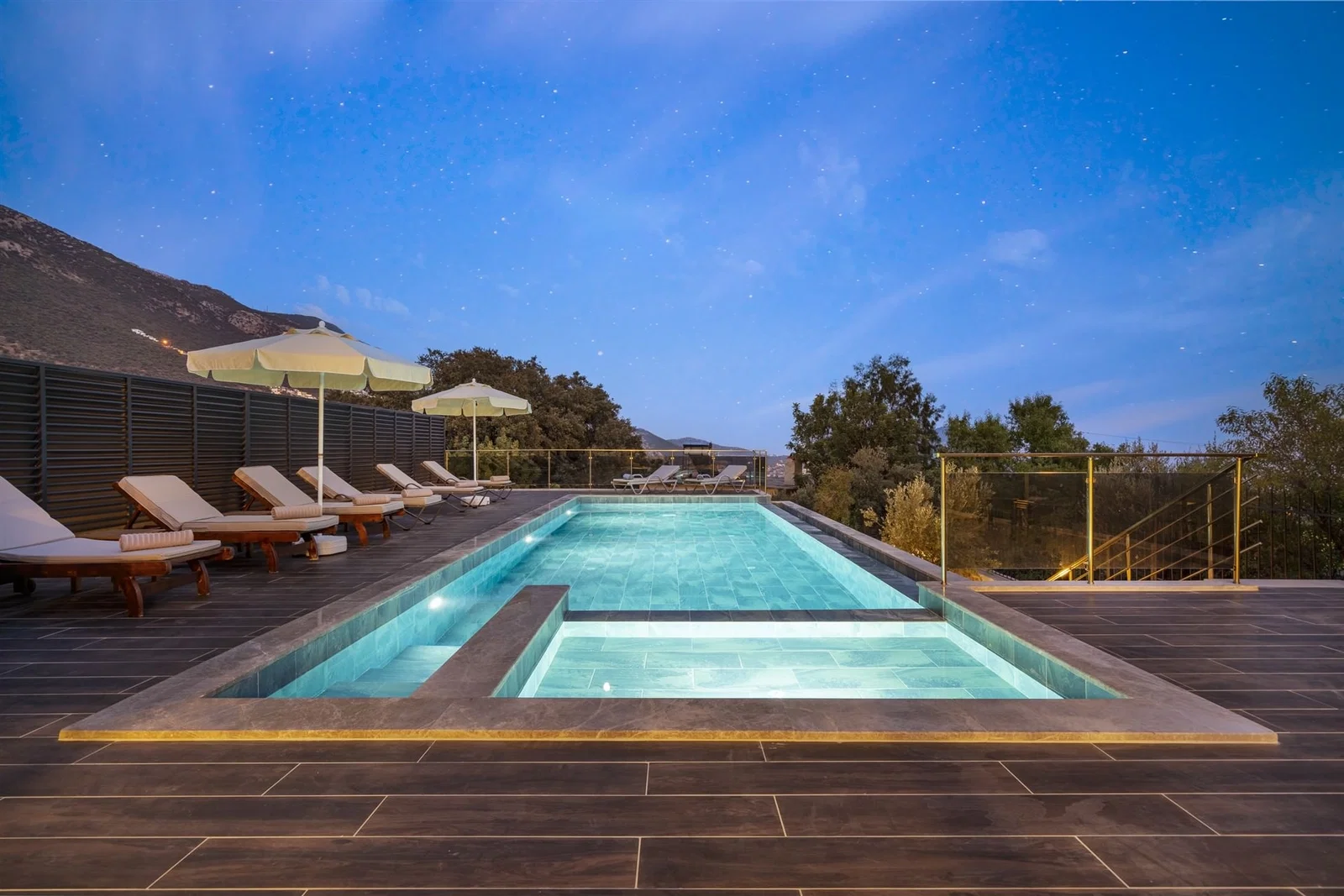 Kalkan’da Merkeze Yakın, Çocuk Havuzlu, 4 Yatak Odalı, Lüks Villa