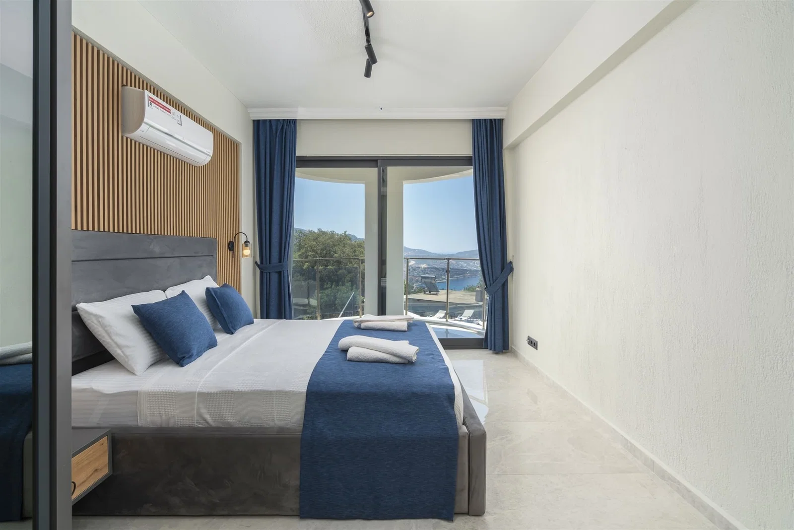 Kalkan’da Merkeze Yakın, Çocuk Havuzlu, 4 Yatak Odalı, Lüks Villa