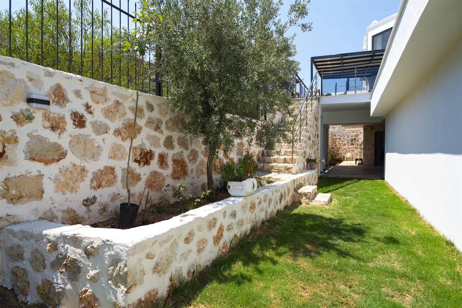 Kalkan’da Merkeze Yakın, Çocuk Havuzlu, 4 Yatak Odalı, Lüks Villa