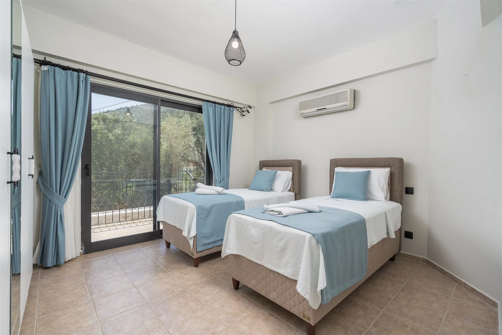 Kalkan’da Merkeze Yakın, Çocuk Havuzlu, 4 Yatak Odalı, Lüks Villa