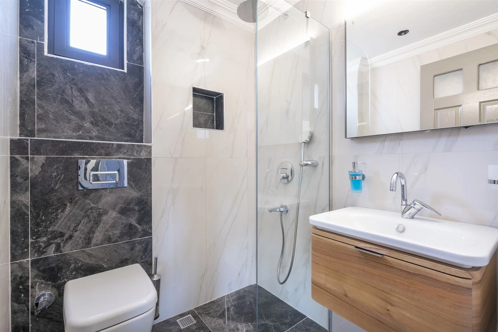Kalkan’da Merkeze Yakın, Çocuk Havuzlu, 4 Yatak Odalı, Lüks Villa
