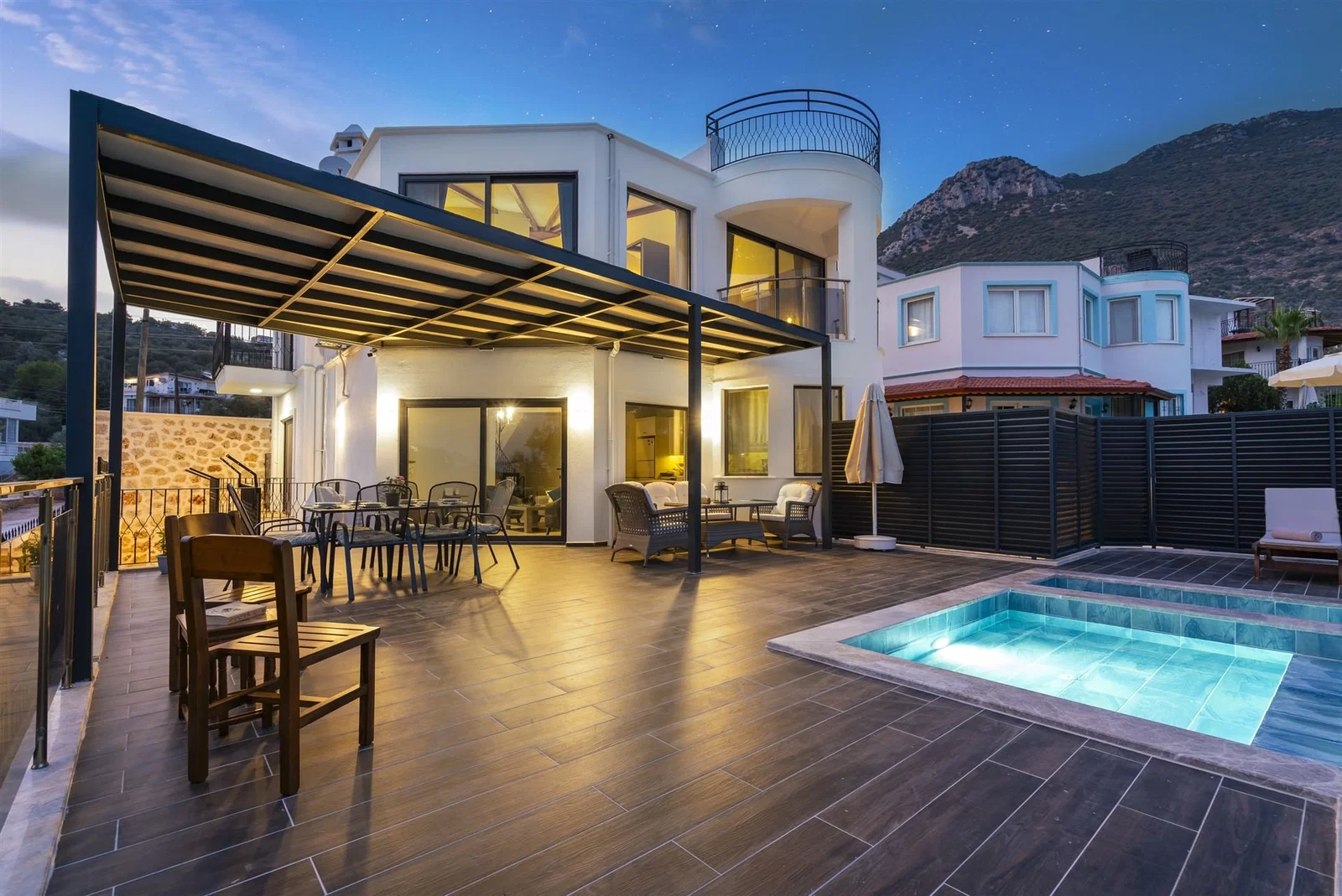 Kalkan’da Merkeze Yakın, Çocuk Havuzlu, 4 Yatak Odalı, Lüks Villa