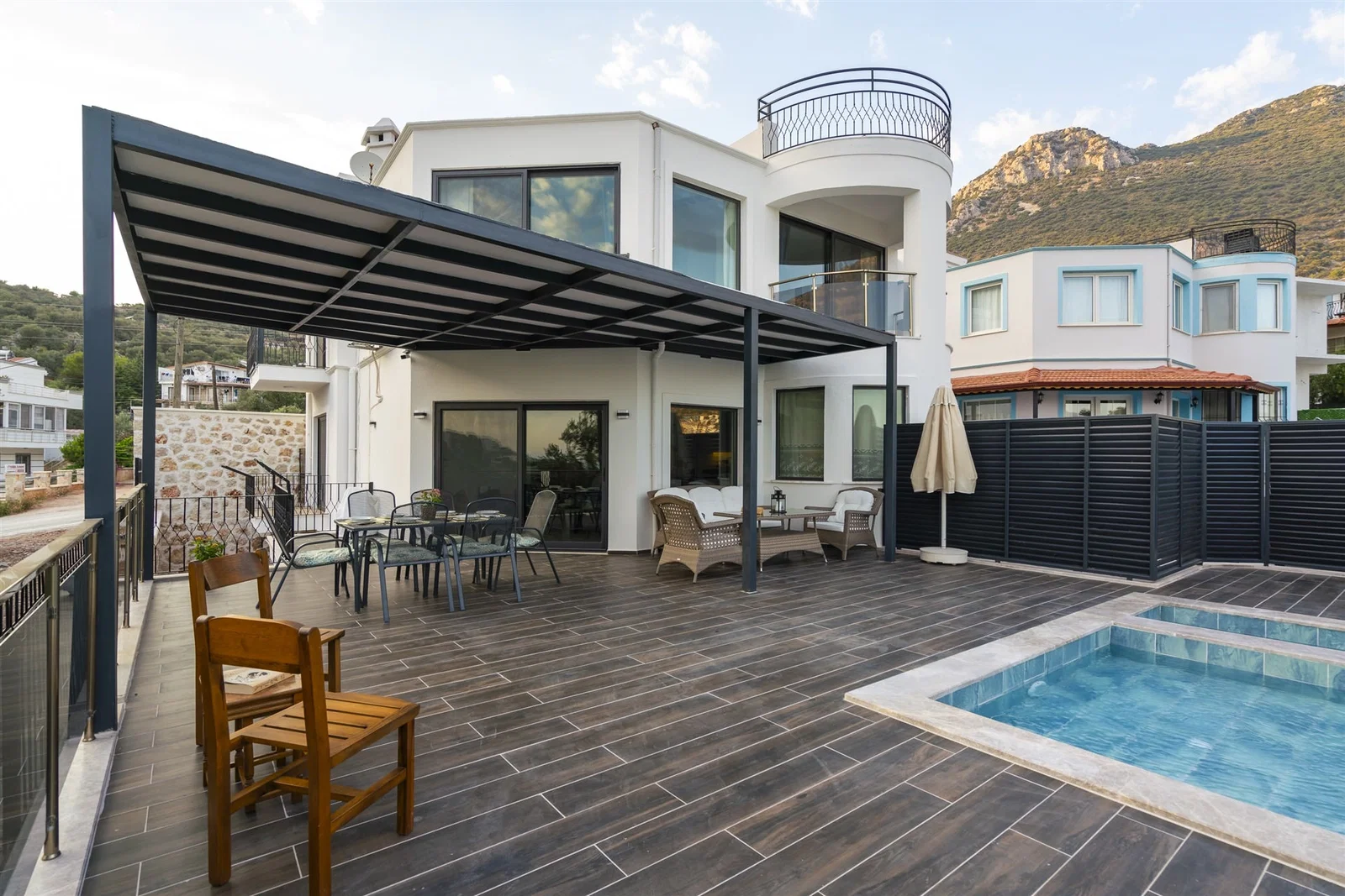 Kalkan’da Merkeze Yakın, Çocuk Havuzlu, 4 Yatak Odalı, Lüks Villa