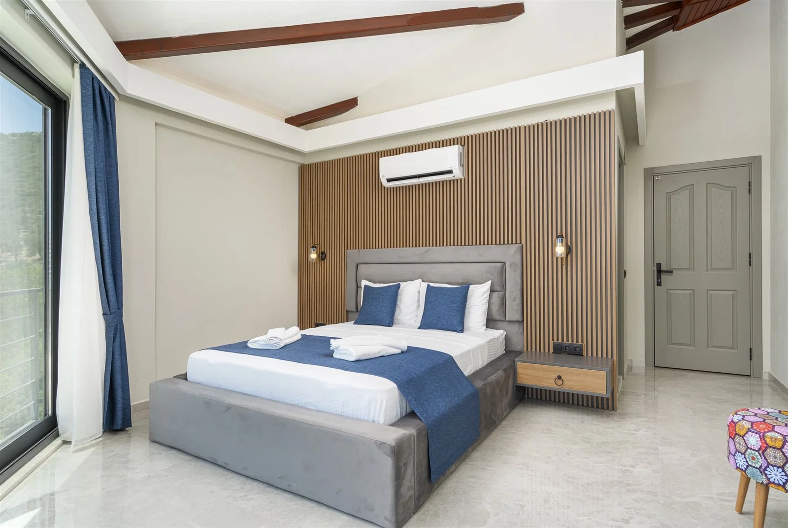 Kalkan’da Merkeze Yakın, Çocuk Havuzlu, 4 Yatak Odalı, Lüks Villa