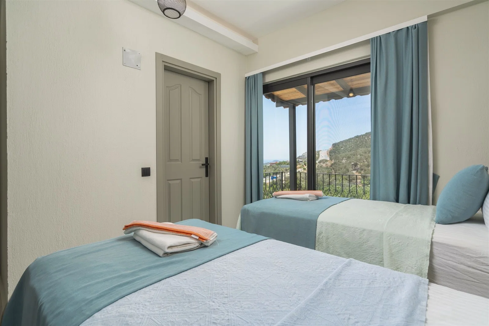 Kalkan’da Merkeze Yakın, Çocuk Havuzlu, 4 Yatak Odalı, Lüks Villa