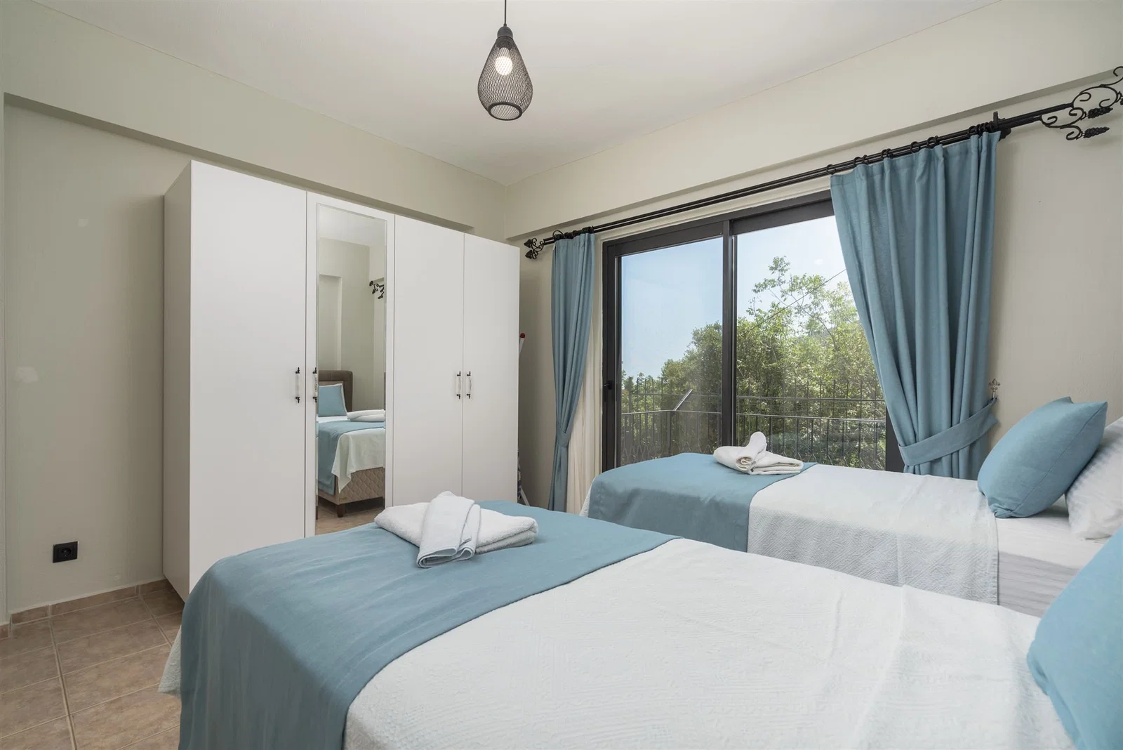 Kalkan’da Merkeze Yakın, Çocuk Havuzlu, 4 Yatak Odalı, Lüks Villa