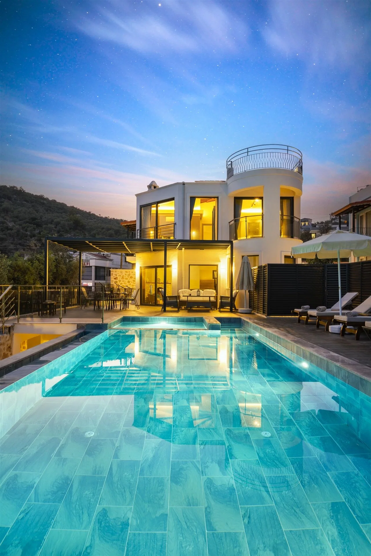 Kalkan’da Merkeze Yakın, Çocuk Havuzlu, 4 Yatak Odalı, Lüks Villa