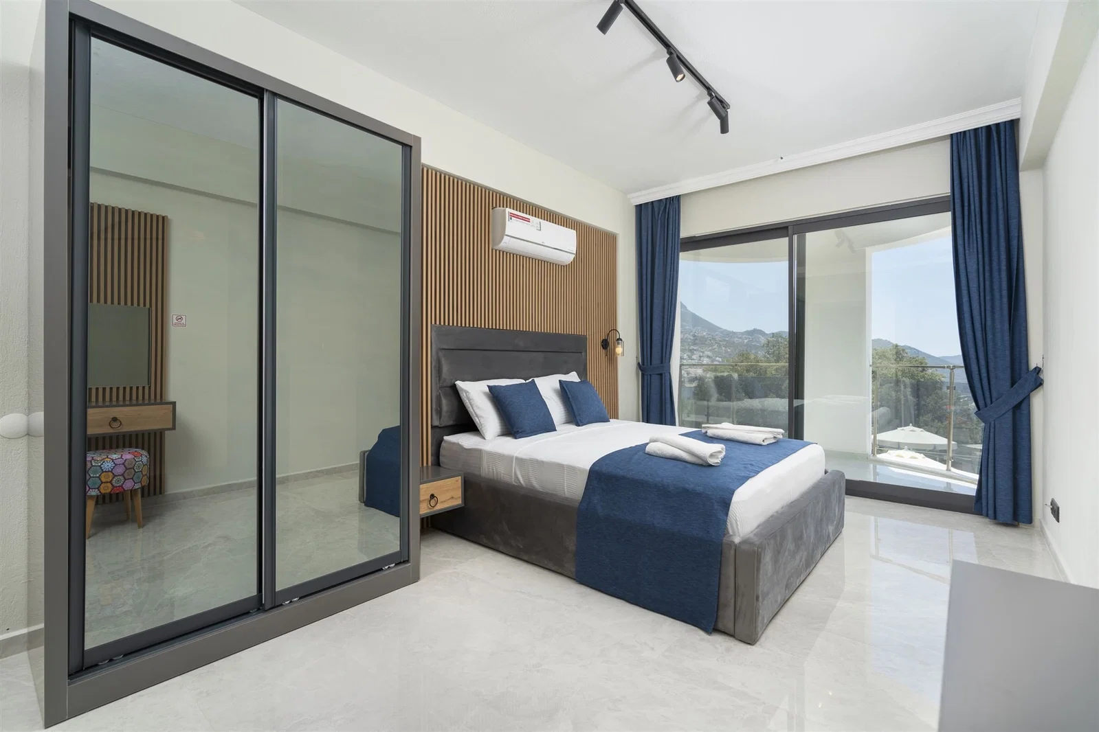 Kalkan’da Merkeze Yakın, Çocuk Havuzlu, 4 Yatak Odalı, Lüks Villa