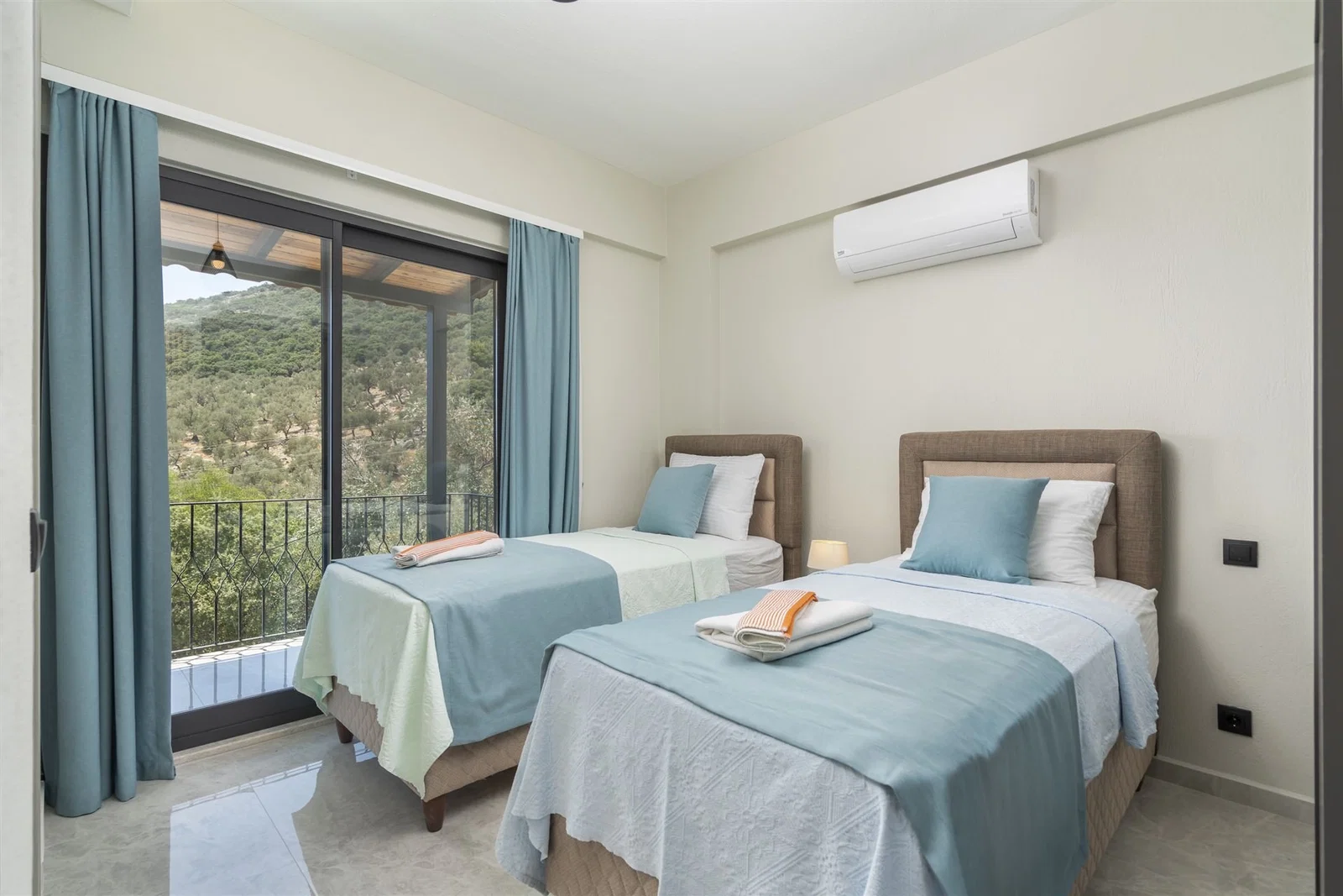 Kalkan’da Merkeze Yakın, Çocuk Havuzlu, 4 Yatak Odalı, Lüks Villa