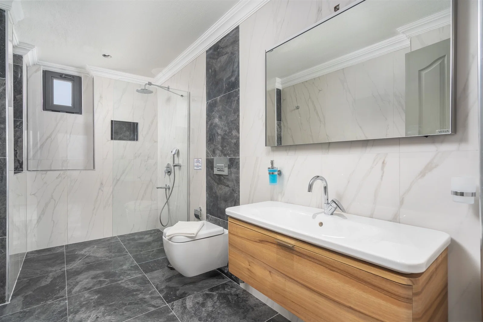 Kalkan’da Merkeze Yakın, Çocuk Havuzlu, 4 Yatak Odalı, Lüks Villa