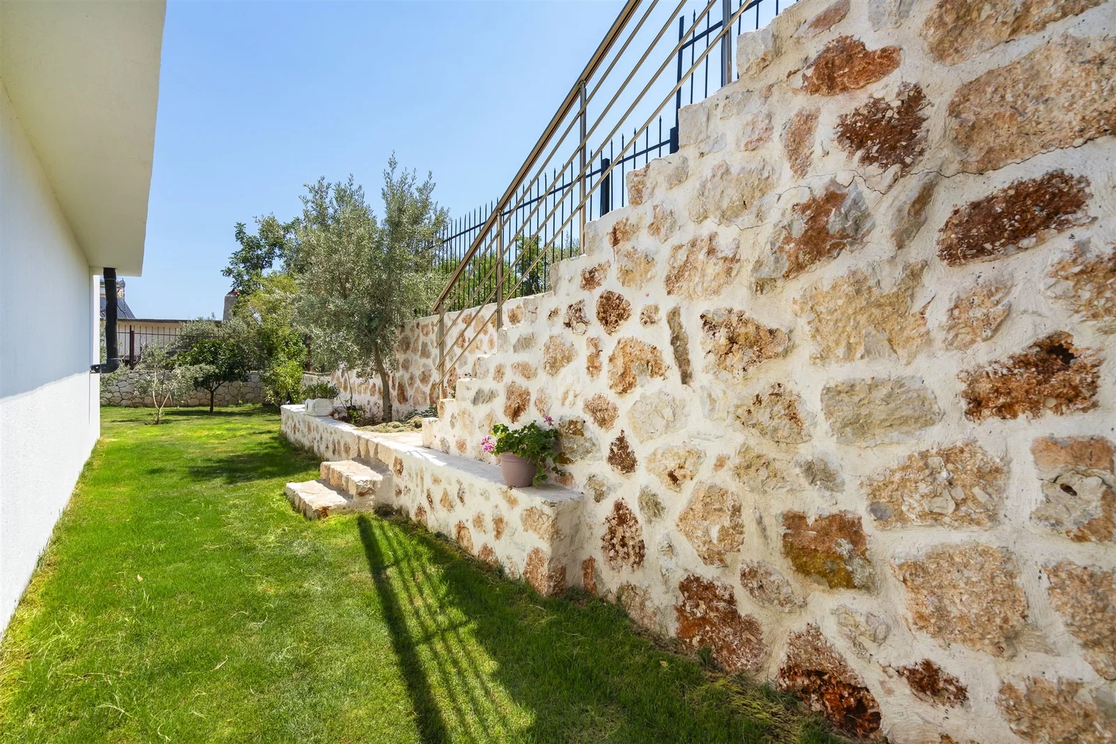 Kalkan’da Merkeze Yakın, Çocuk Havuzlu, 4 Yatak Odalı, Lüks Villa