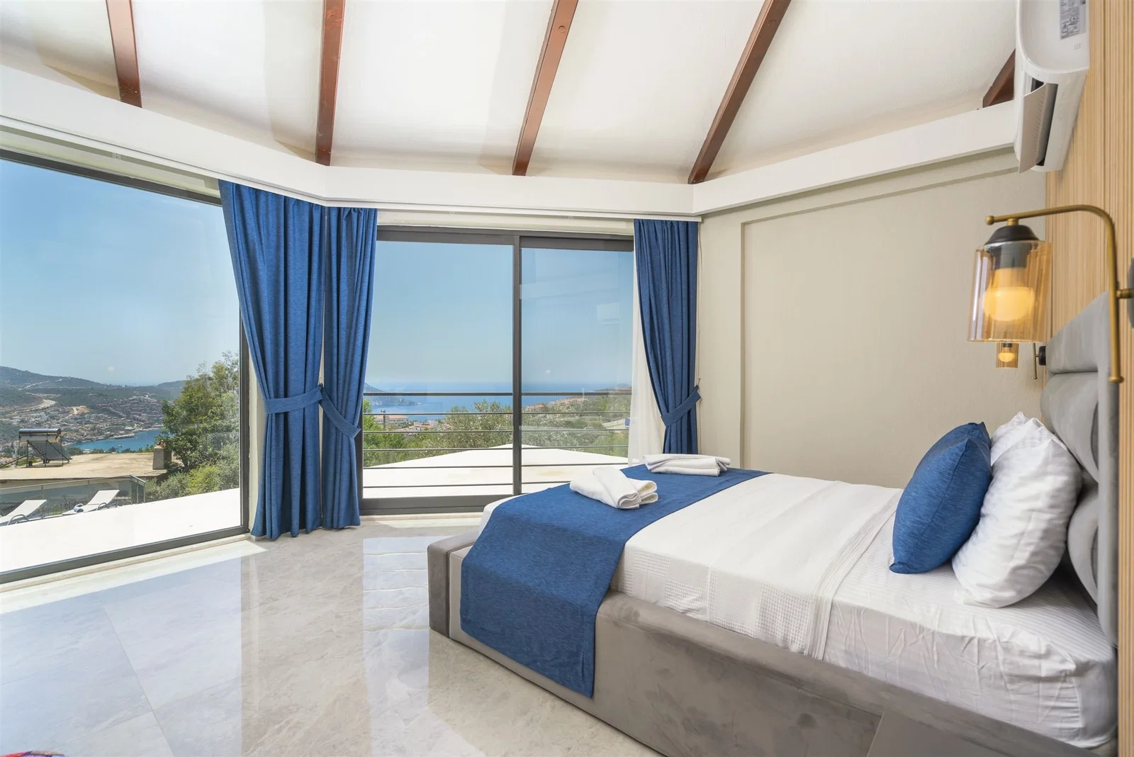 Kalkan’da Merkeze Yakın, Çocuk Havuzlu, 4 Yatak Odalı, Lüks Villa