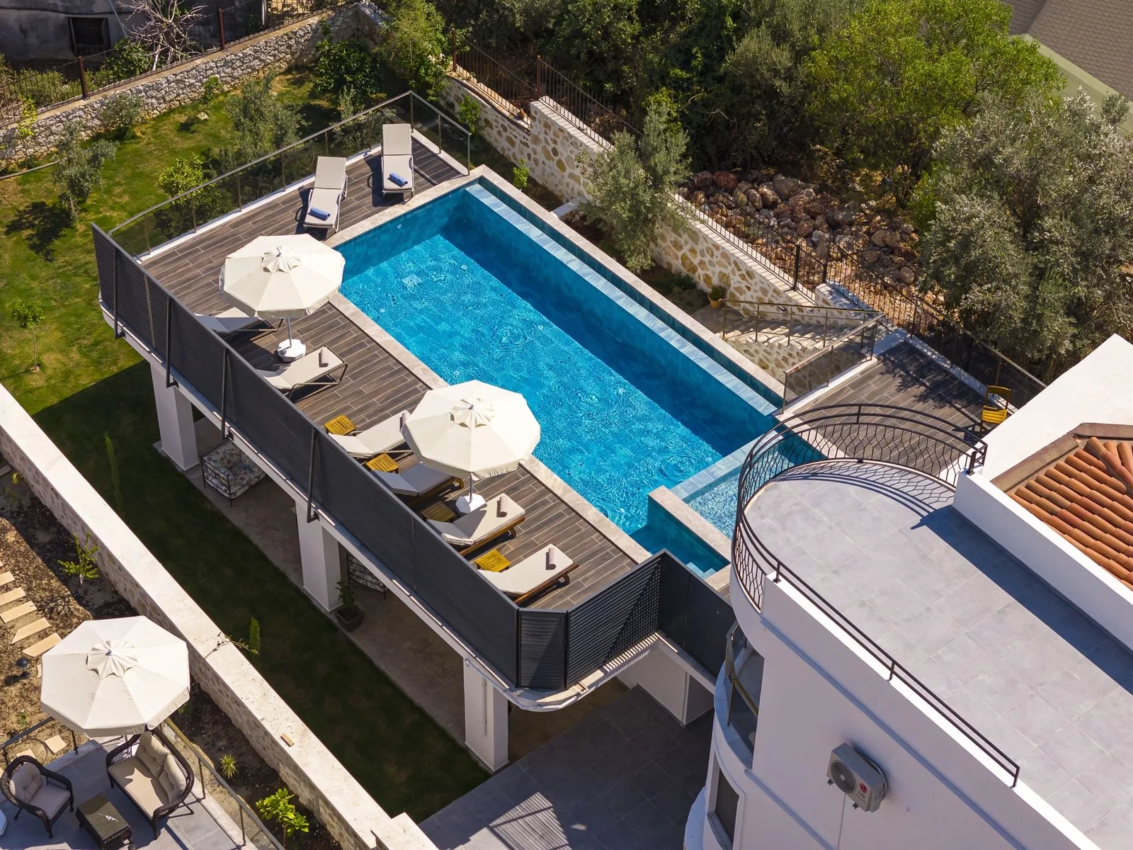 Kalkan’da Merkeze Yakın, Çocuk Havuzlu, 4 Yatak Odalı, Lüks Villa