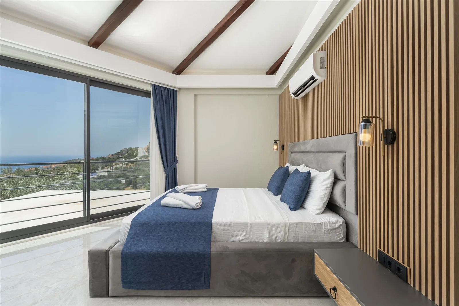 Kalkan’da Merkeze Yakın, Çocuk Havuzlu, 4 Yatak Odalı, Lüks Villa