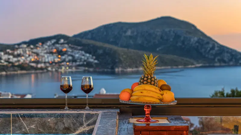 Kalkan’da korunaklı havuzlu kiralık villa