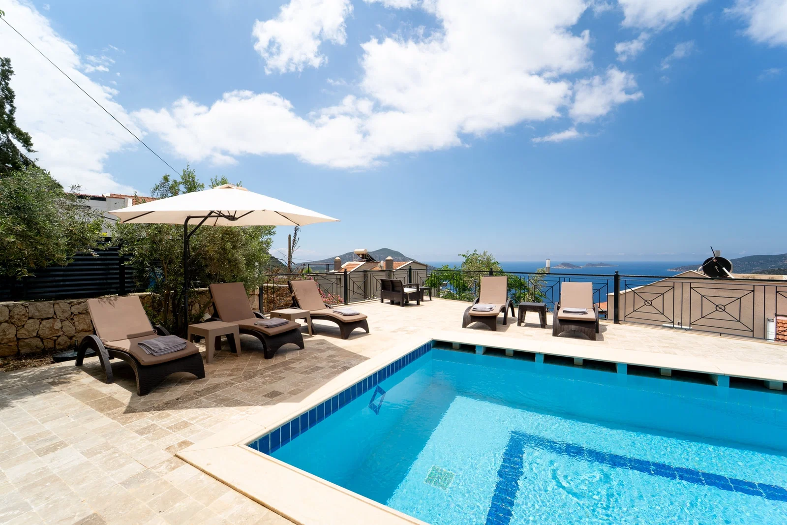 Kalkan’da Deniz Manzaralı, Özel Havuzlu, 4 Yatak Odalı, Kiralık Villa