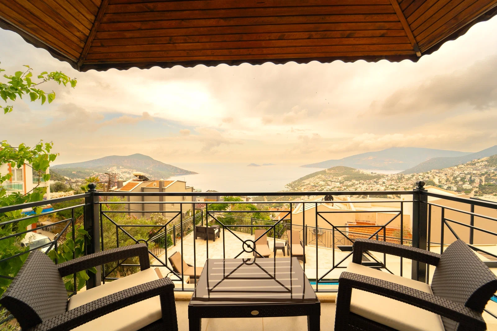Kalkan’da Deniz Manzaralı, Özel Havuzlu, 4 Yatak Odalı, Kiralık Villa