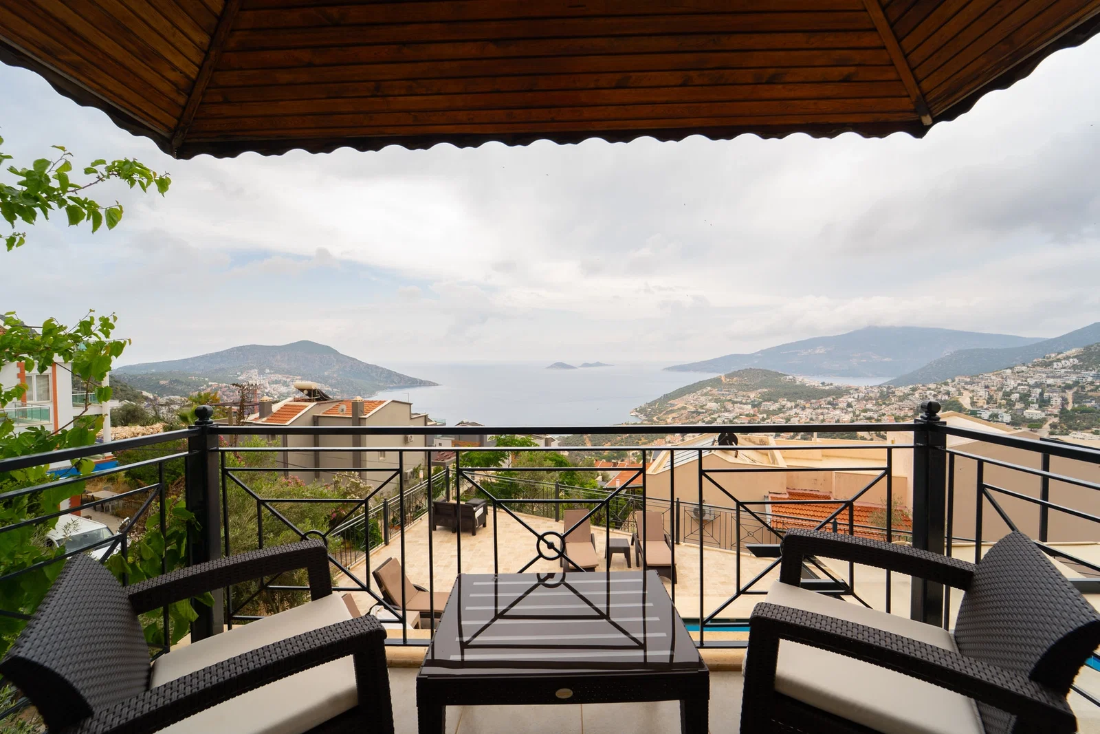 Kalkan’da Deniz Manzaralı, Özel Havuzlu, 4 Yatak Odalı, Kiralık Villa