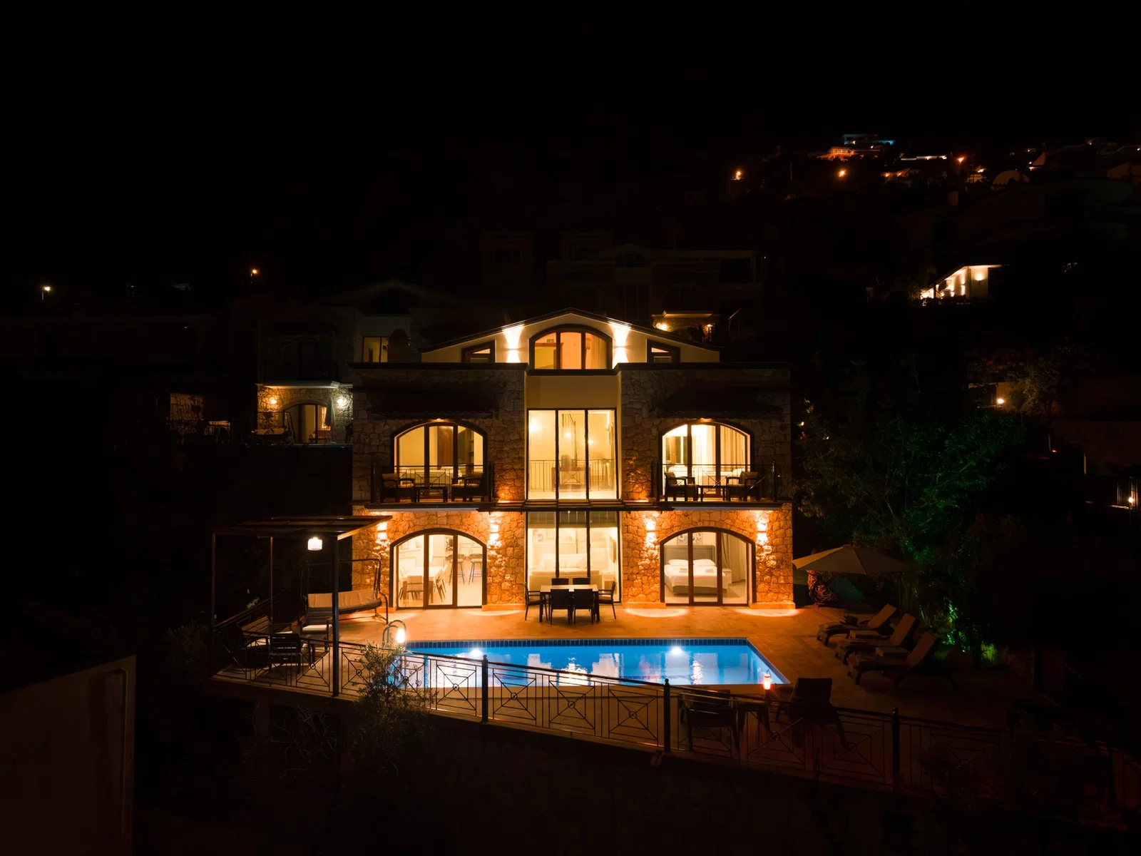 Kalkan’da Deniz Manzaralı, Özel Havuzlu, 4 Yatak Odalı, Kiralık Villa