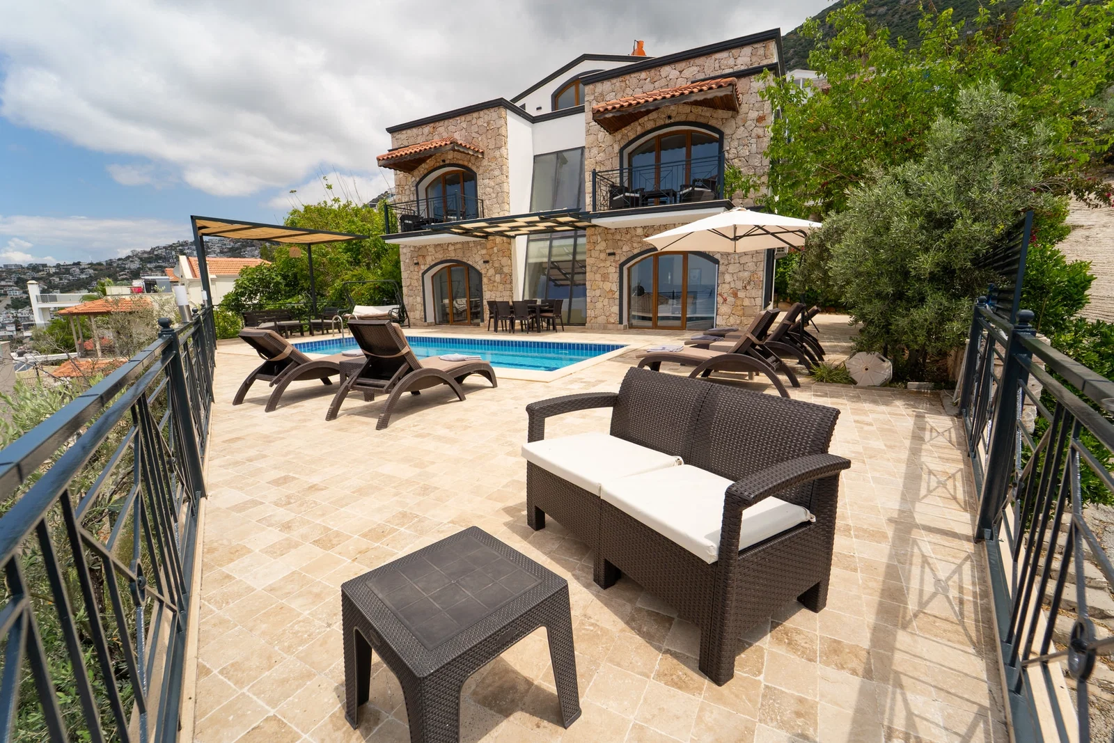 Kalkan’da Deniz Manzaralı, Özel Havuzlu, 4 Yatak Odalı, Kiralık Villa