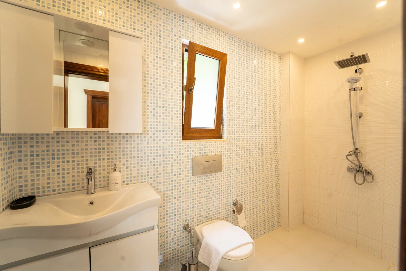 Kalkan’da Deniz Manzaralı, Özel Havuzlu, 4 Yatak Odalı, Kiralık Villa