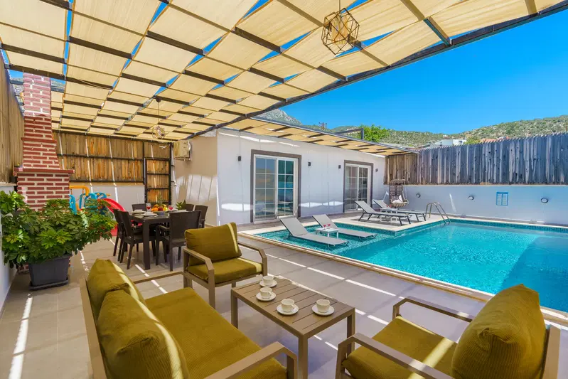 Kalkan’da korunaklı havuzlu kiralık villa