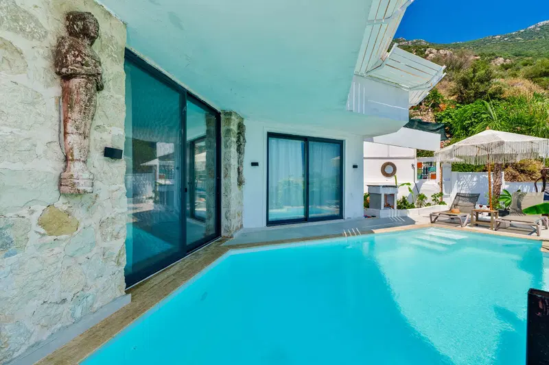 Kalkan’da korunaklı havuzlu kiralık villa