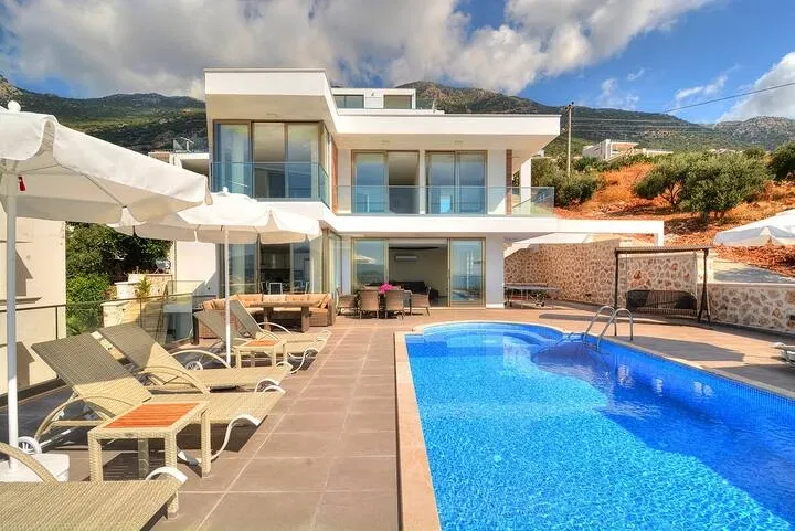 Kalkan’da jakuzili kiralık villa