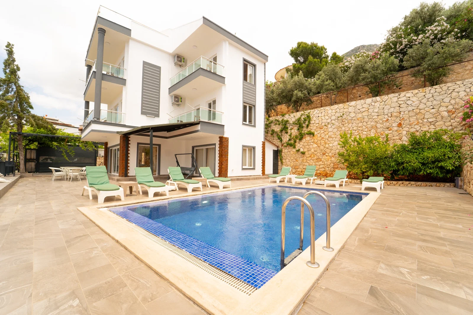Kalkan’da Merkeze Yakın, Özel Havuzlu, 12 Kişilik, Ekonomik Villa
