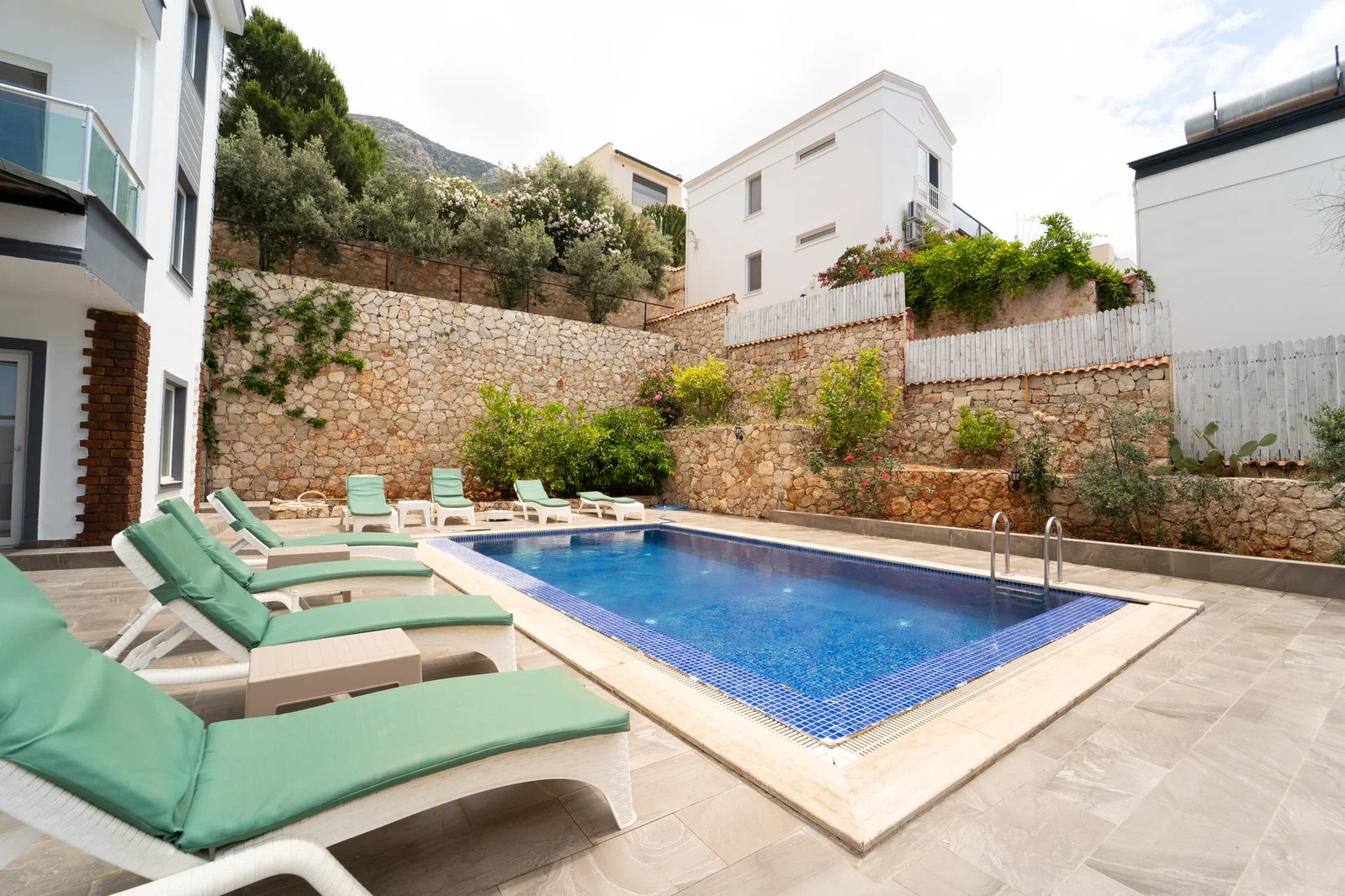 Kalkan’da Merkeze Yakın, Özel Havuzlu, 12 Kişilik, Ekonomik Villa