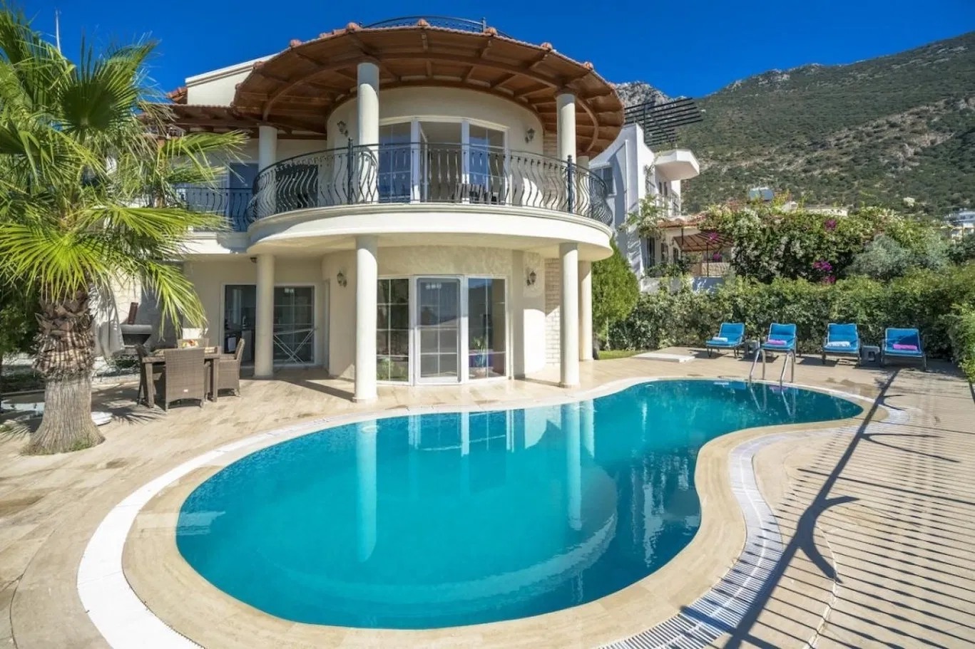 Kalkan’da deniz manzaralı kiralık villa