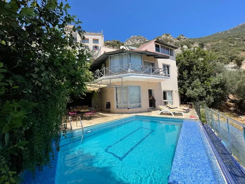 Kalkan’da deniz manzaralı kiralık villa