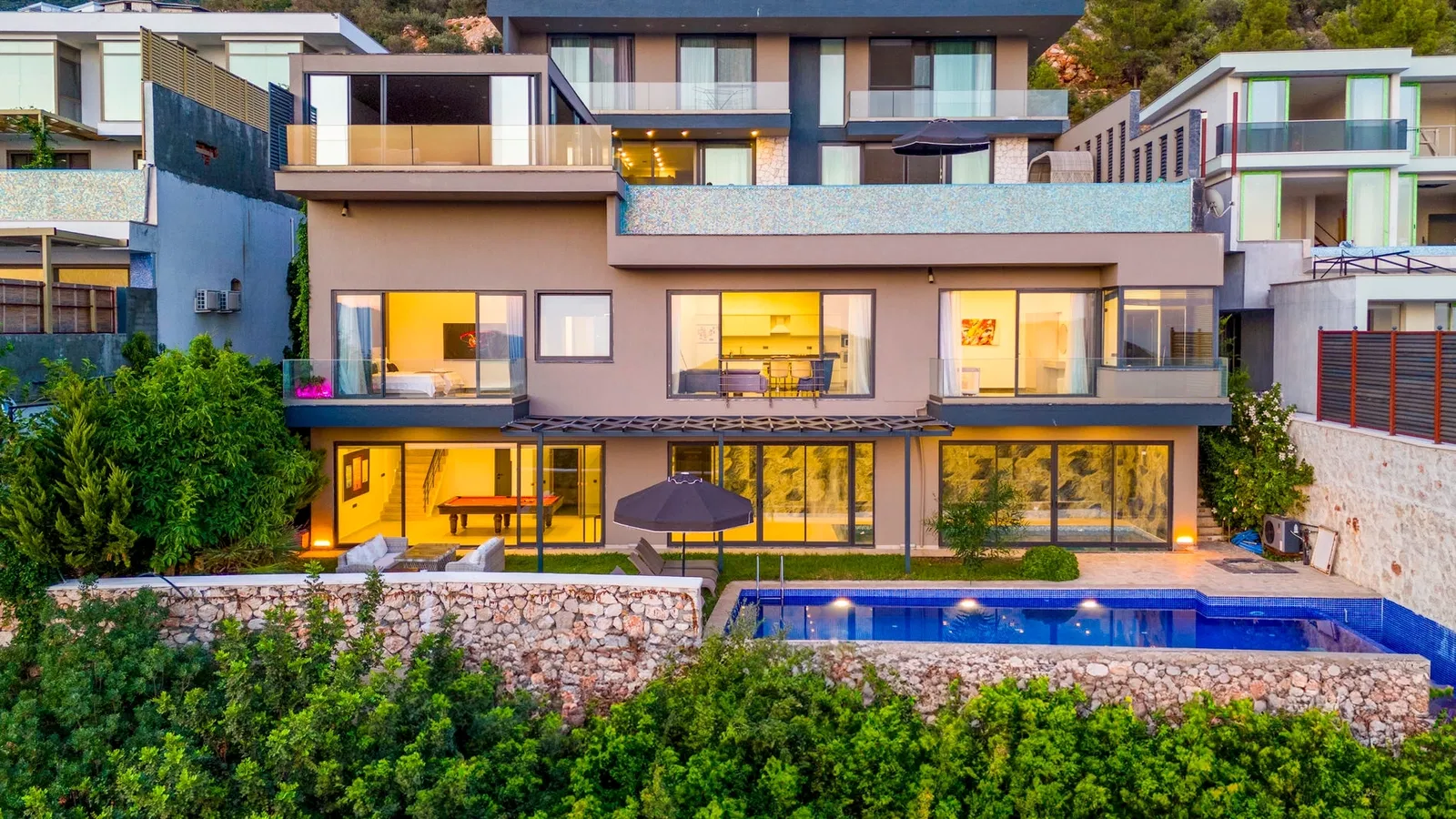 Kalkan’da korunaklı havuzlu kiralık villa