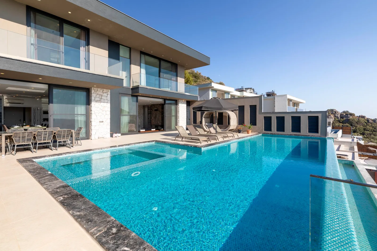 Kalkan’da korunaklı havuzlu kiralık villa