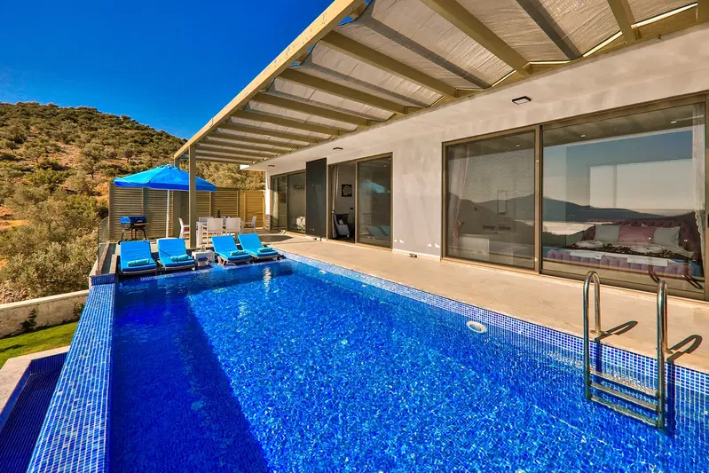Kalkan’da korunaklı havuzlu kiralık villa